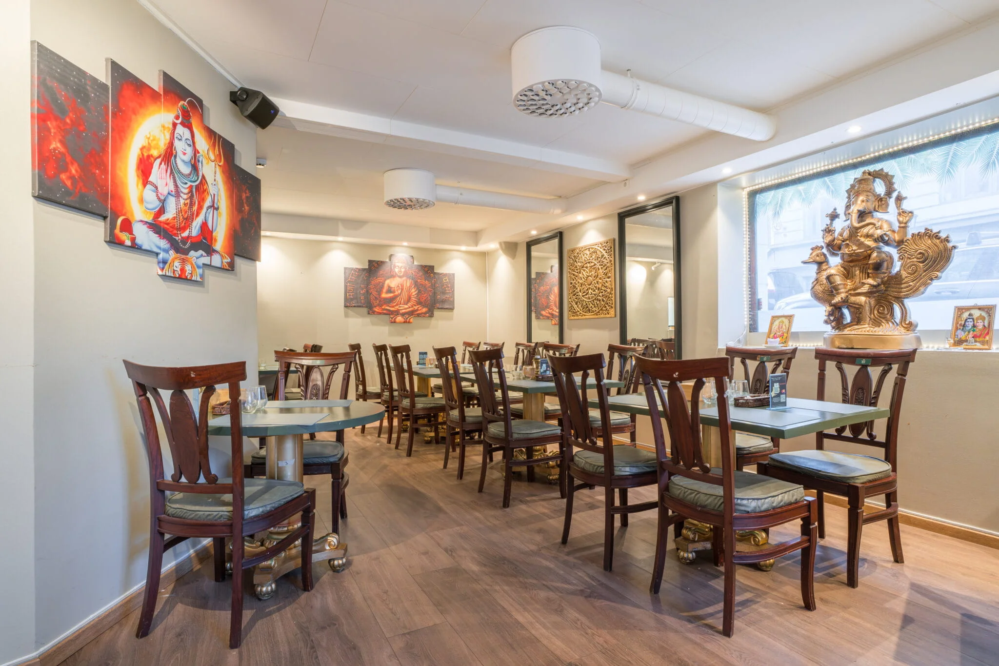 Royal Tandoori Restaurant Interior - Authentic Indian and Nepalese dining atmosphere in Oslo
